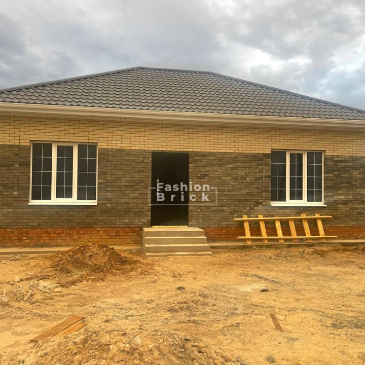 Дом в Элисте из кирпича Амстердам