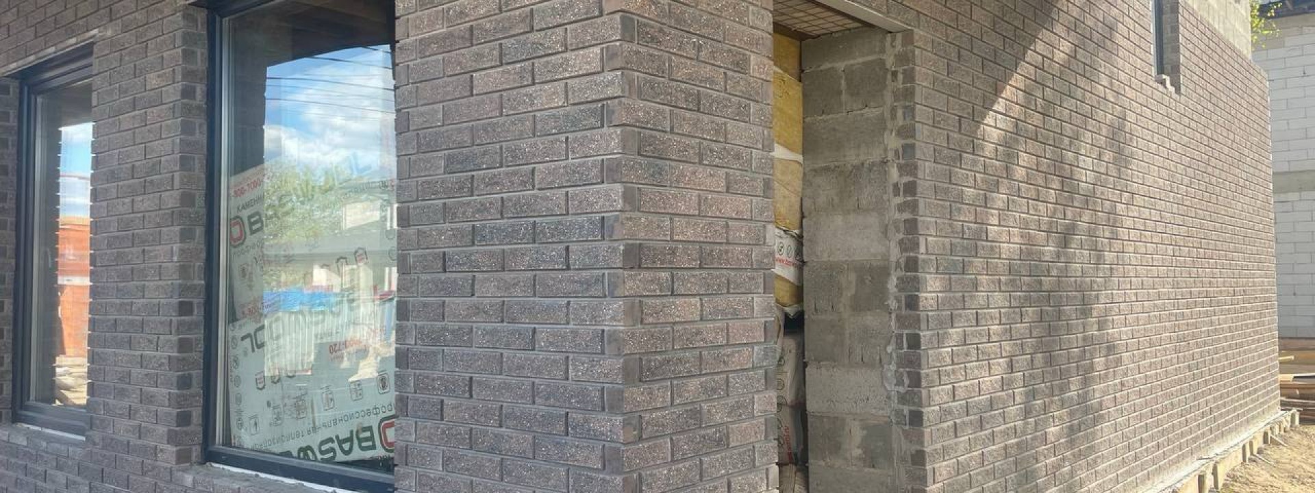 Красивый узкий колотый кирпич